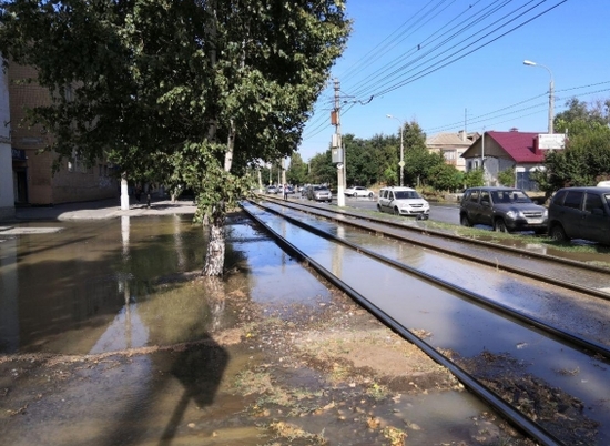 В Волгограде устраняют аварию на трубопроводе